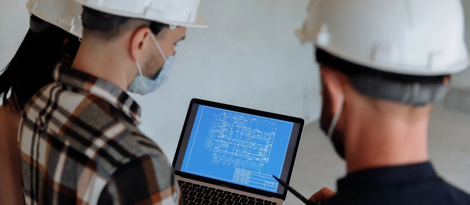مراجعة المخططات الهندسية أثناء تنفيذ مشروع بالرياض