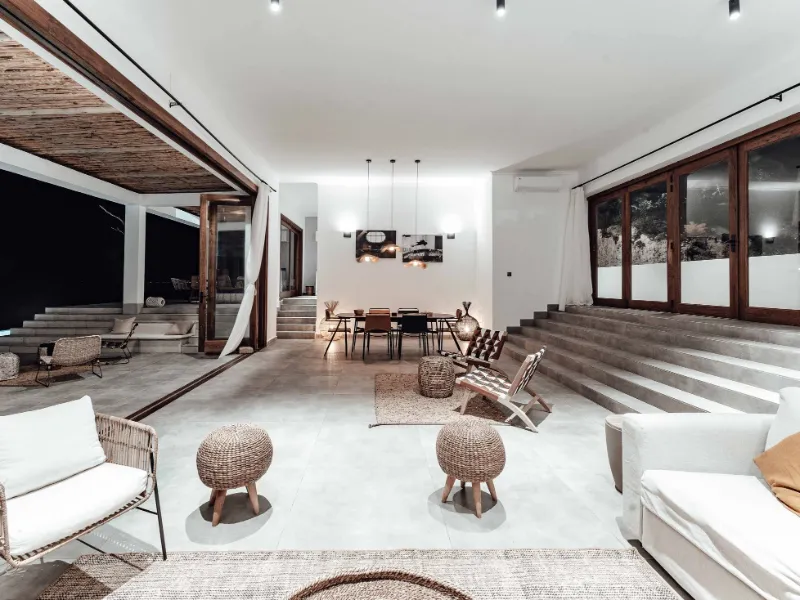 تصميم داخلي بالرياض 5 غرفة طعام بتصميم مينيمال بألوان هادئة في شقة بالرياض