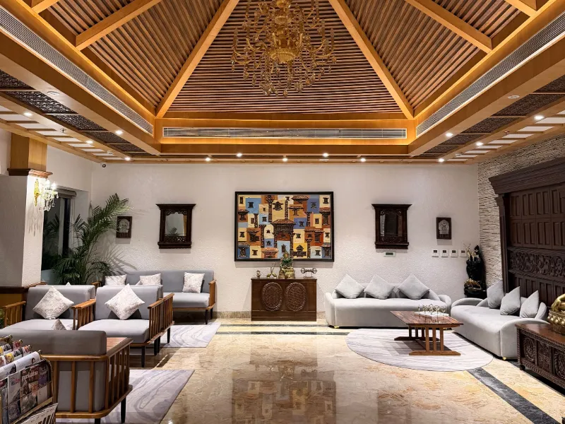 تصميم داخلي بالرياض 4 مجلس بتصميم عربي معاصر بسقف خشبي ولوحة زخرفية بالرياض