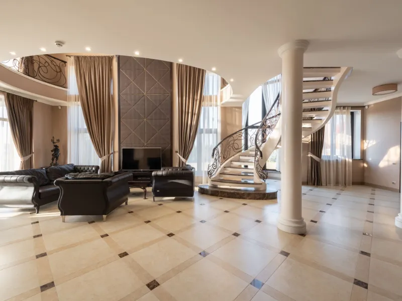 تصميم داخلي بالرياض 3 مدخل فيلا بتصميم نيو كلاسيك بأعمدة ودرج دائري بالرياض